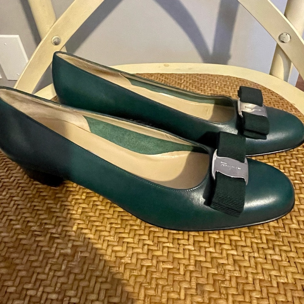 Vintage Salvatore Ferragamo Classic Vara Bow Hunter Green Silver Size 8 A Narrow